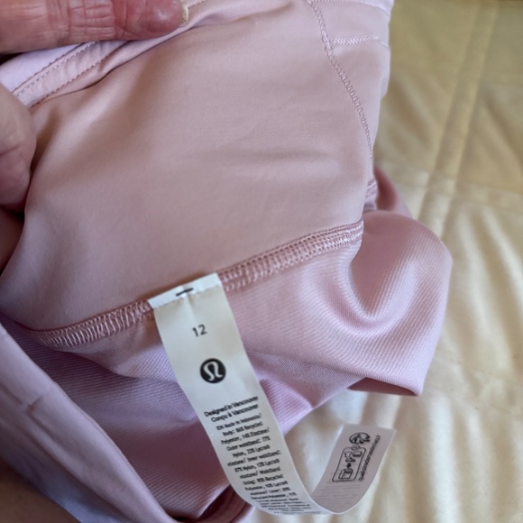 Lululemon shorts Hottie Hot 2.5 size 12 - Picture 3 of 3